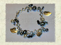 bracciale con perle e cristalli swarovski, perle di fiume e pendenti in metallo